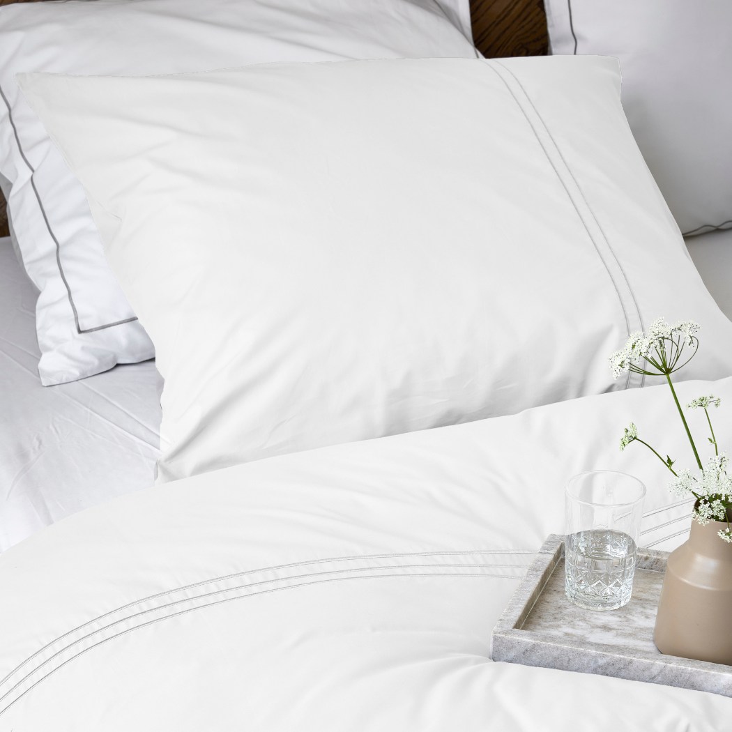 Elegante Slaapkamer Upgrade: Wit met Borduursel
