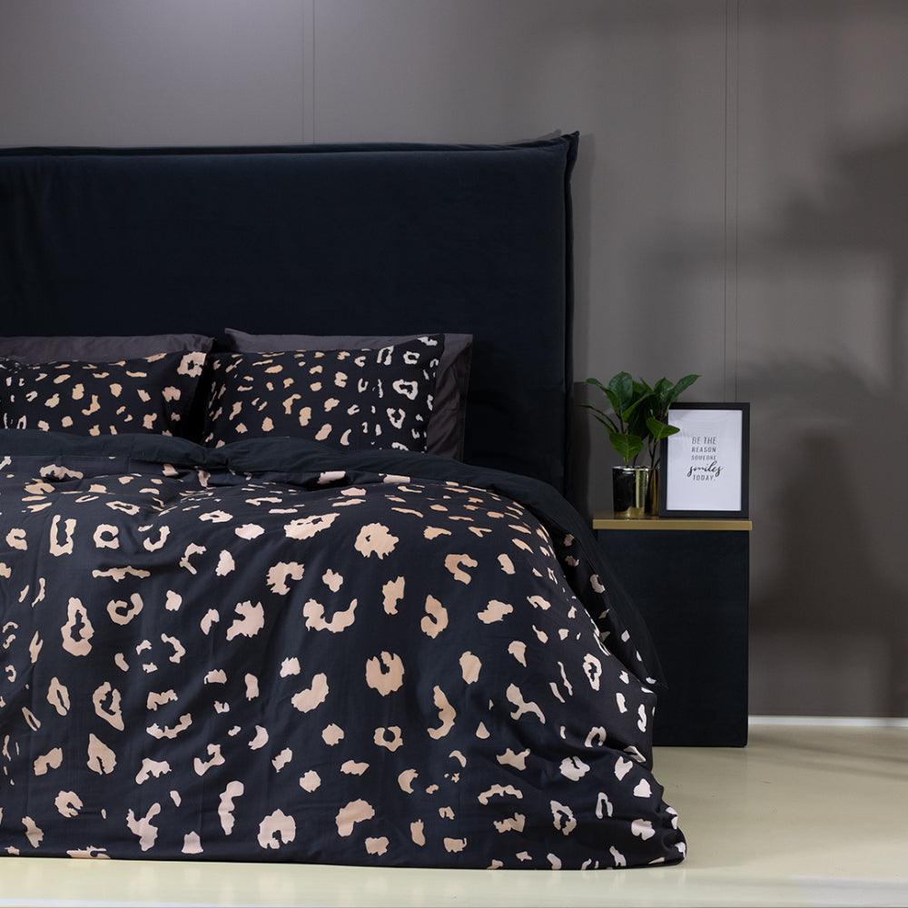 Elegant en Exotisch: Zwarte en Gouden Velvet Luipaardprint Dekbedovertrek
