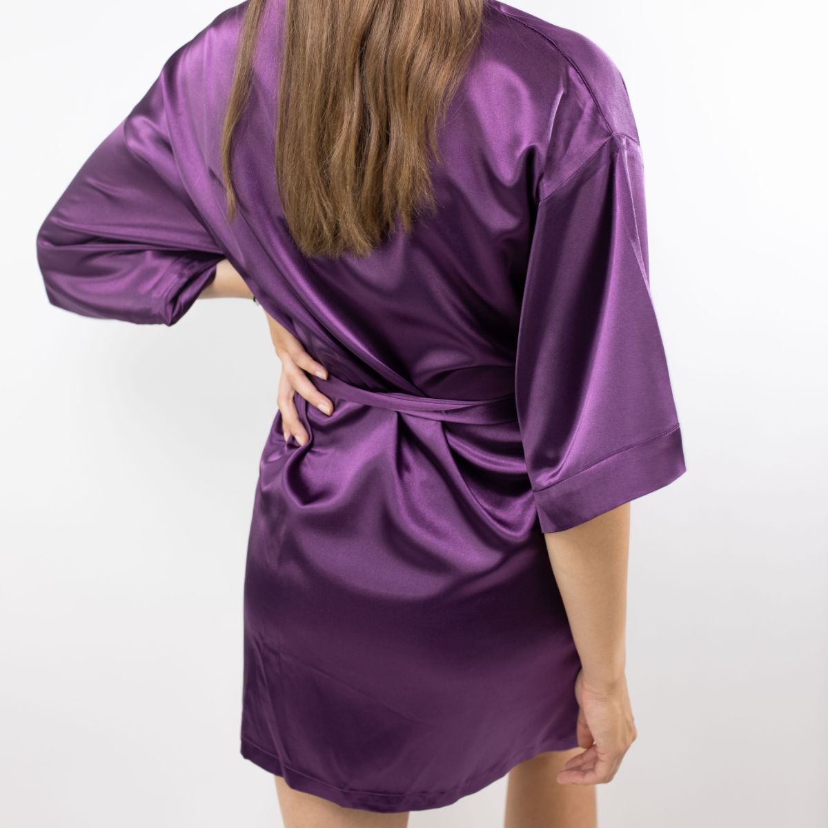 Kimono en satin joue avec le violet magique